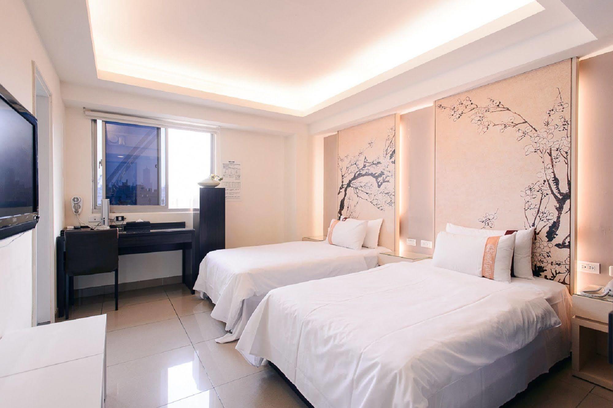 Kiwi Express Hotel - Kaohsiung Station Exterior photo